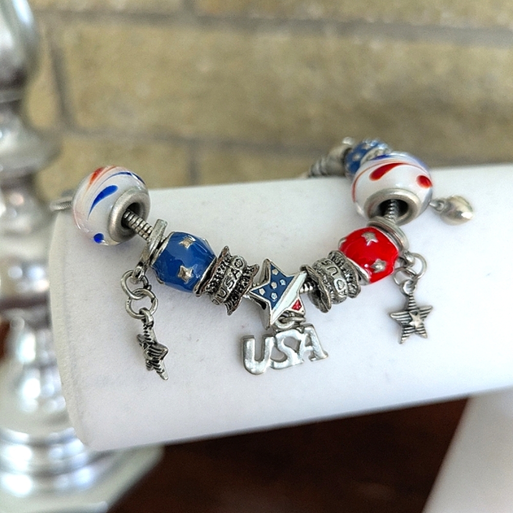 USA Red White And Blue 🇺🇲 Charm Bracelet With Glass Beads